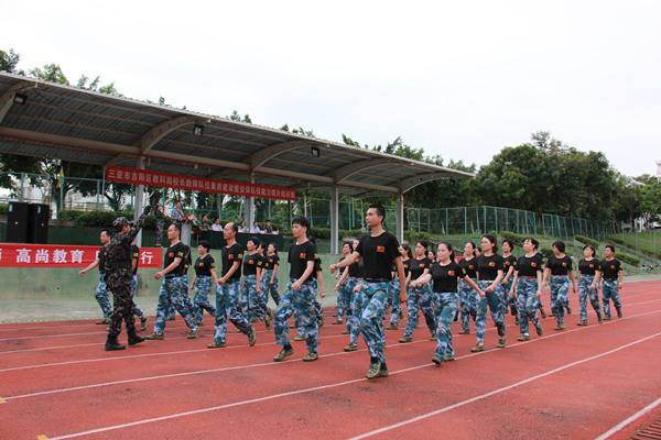 圖片2匯報表演方陣經(jīng)過主席臺_副本.jpg 圖片2匯報表演方陣經(jīng)過主席臺_副本.jpg