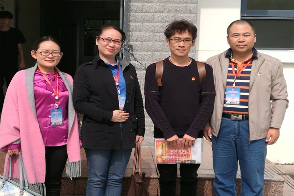 與十九大代表顏業(yè)岸老師的合影_副本.jpg 與十九大代表顏業(yè)岸老師的合影_副本.jpg